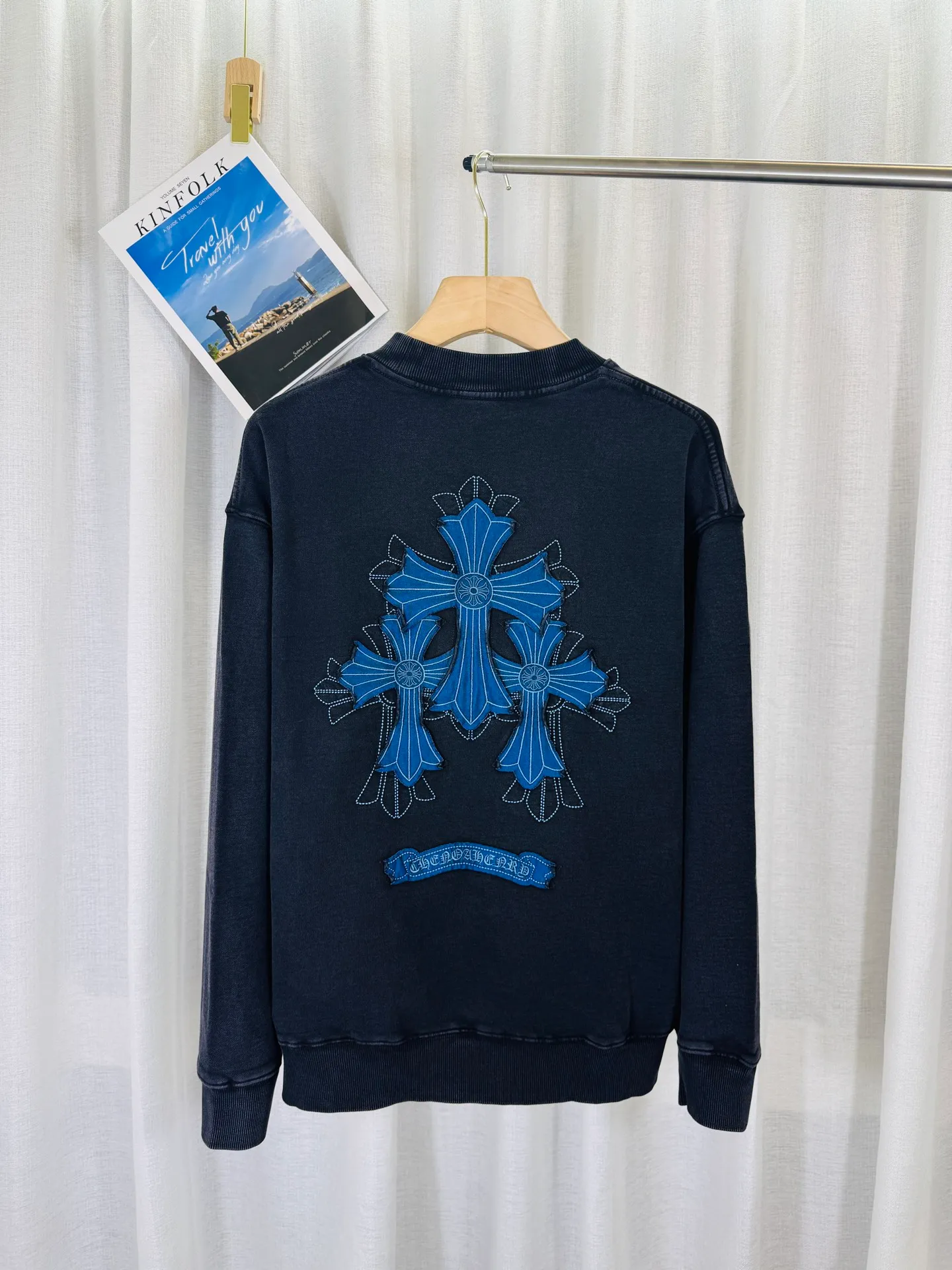 P280 top version, real shot without P, ​​different from market currency) 𝗖𝗵𝗿𝗼𝗺𝗲 𝗛𝗲𝗮𝗿𝘁𝘀/Cro Heart 2025 washed patch embroidery autumn and winter new original single counter American laser burnt 3D three-dimensional patch embroidery couple casual sweatshirt 👑The highest version! Customized fabric 430g tripe terry fabric! American acid-washed and distressed original fabric laser burnt ✟appliqué embroidery and exquisite embroidery of letters! The best-selling model in the counter, very comfortable to wear. Accessories: original molded and authenticated collar label➕100% silk wash label. Genuine purchase-grade original hangtag➕matching hanging rope➕3D hanging beads➕original packaging bag. Craftsmanship: The original version has consistent wiring! The highest version of the armhole matching technique! Color: Gray Black Size: S M L XL Style No.: 9325